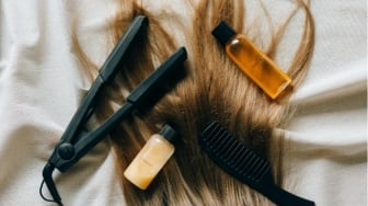 Suka Traveling? Ini Rekomendasi Catokan Portable Biar Rambut Tetap Badai