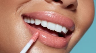 4 Brand Lip Gloss Terbaik untuk Two-Toned Lips di Kulit Sawo Matang