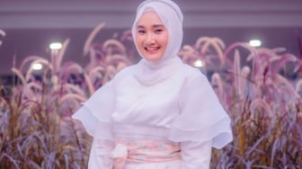5 Inspirasi OOTD Hijab Playful ala Fatin Shidqia, Bikin Hangout Makin Seru