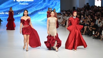 Maudy Ayunda Bikin JFW 2026 Meleleh! Ini Rahasia Senyumnya yang Bikin Semua Terpukau