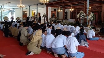 Dibuka untuk Umum, Ini Momen Ratusan Siswa Melayat PB XIII di Keraton Solo