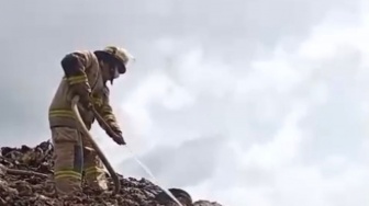 Damkarmat Berjibaku Padamkan Api di TPA Bakung, Warga Diimbau Waspada