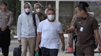 Wajah Lesu Gubernur Riau Abdul Wahid Tiba di KPK Usai Terjaring OTT