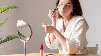 6 Produk Makeup Ini Tidak Wudhu Friendly? Waspada Menggunakannya Agar Salat Tetap Sah