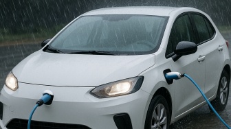 Musim Hujan Tiba! Ini 5 Tips Aman Rawat Mobil Listrik Biar Gak Korslet di Jalan