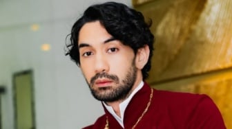 Tanpa Sosok Ayah, Reza Rahadian Justru Dapat Kekuatan dari Ibunya