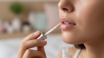 5 Lip Serum untuk Mencerahkan Bibir Gelap bagi Perokok Aktif, Harga Mulai Rp18.000