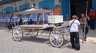 Momen Sakral Kereta Jenazah PB XIII Diuji Coba, Keliling Keraton Solo