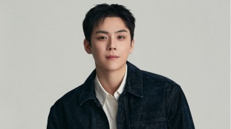 Mix and Match Outerwear ala Kim Do Hoon: 4 Ide OOTD Stylish Anti Lebay!