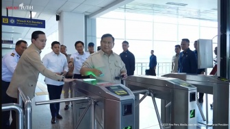 Tiba di Stasiun Manggarai, Prabowo Jajal KRL Baru dari China dan Tinjau Kereta Khusus Petani