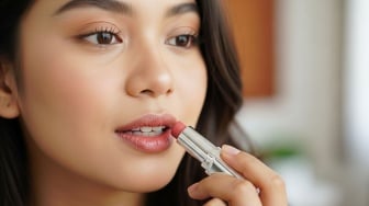 Bibir Kering Cocok Pakai Lipstik Apa? Cek 5 Pilihan yang Murah dan Tahan Lama