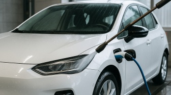 Mitos atau Fakta: Mobil Listrik Gak Boleh Dicuci Steam, Nanti Korslet?