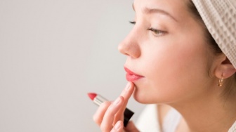 Lipstik Transferproof Apakah Sah untuk Wudhu? Ini 4 Rekomendasi Produk yang Mudah Dibersihkan