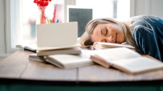 6 Zodiak yang Dikenal Suka Nunda Pekerjaan, Selalu Andalkan The Power of Kepepet