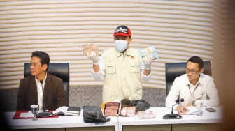 Petugas KPK menunjukan sejumlah tumpukan barang bukti dari hasil operasi tangkap tangan (OTT) Gubernur Riau Abdul Wahid di Gedung Merah Putih KPK, Jakarta, Rabu (5/11/2025). [Suara.com/Alfian Winanto]