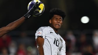 Pesepak bola Timnas Indonesia U-17 Fadly Alberto berebut bola di udara dengan penjaga gawang Timnas Zambia U-17 Christo Chitambala pada laga Grup H Piala Dunia U-17 di Lapangan 7 Aspire Zone, Doha, Qatar, Selasa (4/11/2025). [ANTARA FOTO/Bayu Pratama S/fzn/bar]