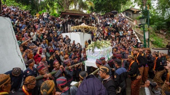Kerabat dan abdi dalem mengiringi jenazah Raja Keraton Kasunanan Surakarta Hadiningrat Sri Susuhunan Paku Buwana (PB) XIII saat prosesi pemakaman di Astana Raja-raja Mataram Imogiri, Bantul, D.I Yogyakarta, Rabu (5/11/2025). [ANTARA FOTO/Andreas Fitri Atmoko/nym.]