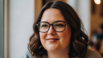 5 Bentuk Kacamata yang Cocok untuk Wajah Bulat, Bikin Lebih Tirus dan Tegas