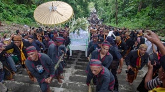 Lautan Masyarakat Iringi Pemakaman Raja Pakubuwono XIII