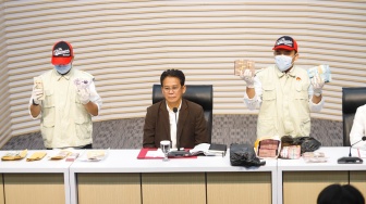 Petugas KPK menunjukan sejumlah tumpukan barang bukti dari hasil operasi tangkap tangan (OTT) Gubernur Riau Abdul Wahid di Gedung Merah Putih KPK, Jakarta, Rabu (5/11/2025). [Suara.com/Alfian Winanto]