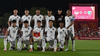 Pesepak bola Timnas Indonesia U-17 berfoto sebelum bertanding melawan Timnas Zambia U-17 pada laga Grup H Piala Dunia U-17 di Lapangan 7 Aspire Zone, Doha, Qatar, Selasa (4/11/2025). [ANTARA FOTO/Bayu Pratama S/fzn/bar]