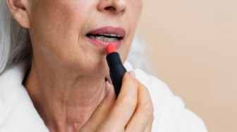 Terpopuler: Warna Lipstik yang Cocok Buat 50 Tahun ke Atas hingga Sampo Penghitam Uban Paling Ampuh