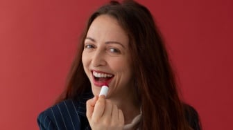 5 Lipstik Anti Bleeding Mulai Rp30 Ribuan untuk Wanita Usia 40-an, Tetap Rapi Meski Ada Garis Bibir