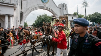 Kerabat dan abdi dalem mengiringi kereta jenazah Raja Keraton Kasunanan Surakarta Hadiningrat Sri Susuhunan Paku Buwana (PB) XIII di Solo, Jawa Tengah, Rabu (5/11/2025). [ANTARA FOTO/Mohammad Ayudha/tom]