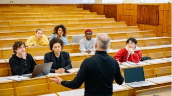 Tawa yang Berisiko! Kenapa Sarkasme Mahasiswa Mudah Disalahpahami Otoritas?