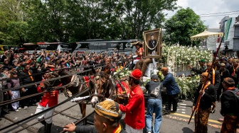 Kerabat dan abdi dalem mengiringi kereta jenazah Raja Keraton Kasunanan Surakarta Hadiningrat Sri Susuhunan Paku Buwana (PB) XIII di Solo, Jawa Tengah, Rabu (5/11/2025). [ANTARA FOTO/Mohammad Ayudha/tom]