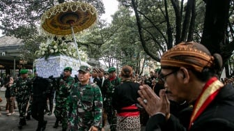 Kerabat, abdi dalem, dan anggota TNI membawa peti jenazah Raja Keraton Kasunanan Surakarta Hadiningrat Sri Susuhunan Paku Buwana (PB) XIII di Solo, Jawa Tengah, Rabu (5/11/2025). [ANTARA FOTO/Mohammad Ayudha/tom]