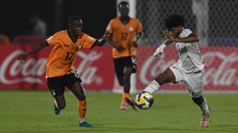 Pesepak bola Timnas Indonesia U-17 Fadly Alnerto (kanan) berusaha melewati adangan pesepak bola Timnas Zambia U-17 Mapalo Simute (kiri) pada laga Grup H Piala Dunia U-17 di Lapangan 7 Aspire Zone, Doha, Qatar, Selasa (4/11/2025). [ANTARA FOTO/Bayu Pratama S/fzn/bar]