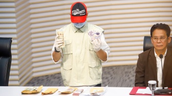 Petugas KPK menunjukan sejumlah tumpukan barang bukti dari hasil operasi tangkap tangan (OTT) Gubernur Riau Abdul Wahid di Gedung Merah Putih KPK, Jakarta, Rabu (5/11/2025). [Suara.com/Alfian Winanto]
