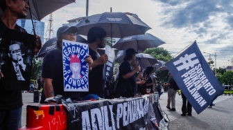 Para aktivis dari sejumlah organisasi dan masyarakat sipil saat mengikuti Aksi Kamisan ke-885 di depan Istana Merdeka, Jakarta, Kamis (6/11/2025). [Suara.com/Alfian Winanto]