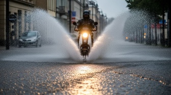 7 Tips Aman Naik Motor Listrik saat Hujan, Penting Dilakukan biar Selamat di Jalan