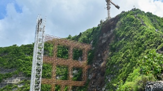 Penampakan bangunan lift kaca di tebing kawasan wisata Pantai Kelingking, Nusa Penida, Klungkung, Bali, Rabu (5/11/2025). [ANTARA FOTO/Fikri Yusuf/nym]