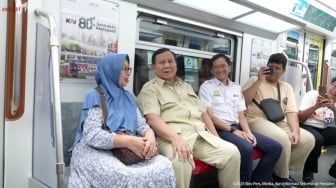 Presiden Prabowo Tinjau KRL Manggarai - Tanah Abang, Disambut Antusias Penumpang!