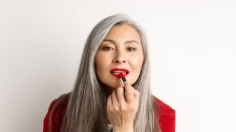 Lipstik Tahan Lama Merek Apa? Ini 7 Rekomendasi buat Usia 40 Tahun ke Atas