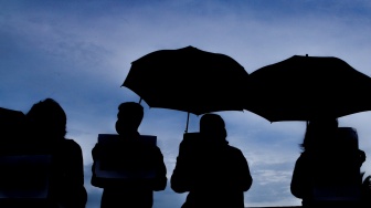 Para aktivis dari sejumlah organisasi dan masyarakat sipil saat mengikuti Aksi Kamisan ke-885 di depan Istana Merdeka, Jakarta, Kamis (6/11/2025). [Suara.com/Alfian Winanto]