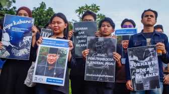Para aktivis dari sejumlah organisasi dan masyarakat sipil saat mengikuti Aksi Kamisan ke-885 di depan Istana Merdeka, Jakarta, Kamis (6/11/2025). [Suara.com/Alfian Winanto]