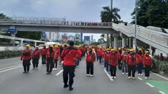 Spanduk Raksasa Hiasi Gedung DPR, Massa Tuntut UU Ketenagakerjaan Pro Buruh