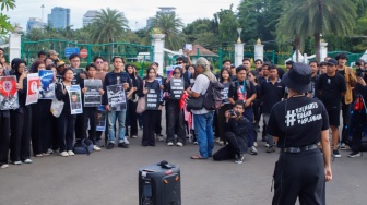 Para aktivis dari sejumlah organisasi dan masyarakat sipil saat mengikuti Aksi Kamisan ke-885 di depan Istana Merdeka, Jakarta, Kamis (6/11/2025). [Suara.com/Alfian Winanto]