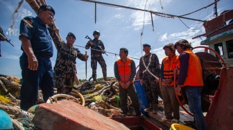 Dirjen PSDKP Pung Nugroho Saksono (kedua kiri) memeriksa kapal ikan asing (KIA) yang diamankan di Pangkalan PSDKP Batam, Kepulauan Riau, Kamis (6/11/2025). [ANTARA FOTO/Teguh Prihatna/foc]