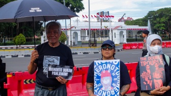 Para aktivis dari sejumlah organisasi dan masyarakat sipil saat mengikuti Aksi Kamisan ke-885 di depan Istana Merdeka, Jakarta, Kamis (6/11/2025). [Suara.com/Alfian Winanto]