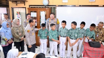 Jujur Kembalikan Ponsel Temuan, 6 Siswa SD Dapat Pin Khusus dari Kapolda Metro Jaya