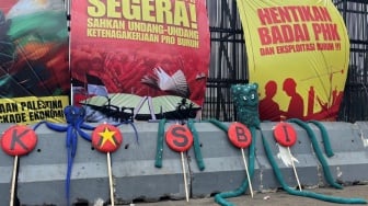'Gurita Korupsi Pejabat' di DPR, Ratusan Buruh KASBI Tuntut Keadilan Pasca-Omnibus Law