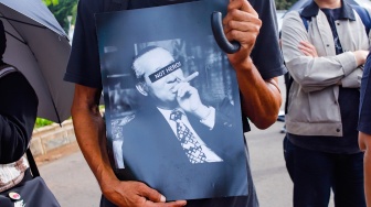 Para aktivis dari sejumlah organisasi dan masyarakat sipil saat mengikuti Aksi Kamisan ke-885 di depan Istana Merdeka, Jakarta, Kamis (6/11/2025). [Suara.com/Alfian Winanto]