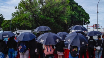 Para aktivis dari sejumlah organisasi dan masyarakat sipil saat mengikuti Aksi Kamisan ke-885 di depan Istana Merdeka, Jakarta, Kamis (6/11/2025). [Suara.com/Alfian Winanto]