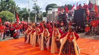 Tari Jaipong Meriahkan Aksi Buruh KASBI di Depan DPR RI