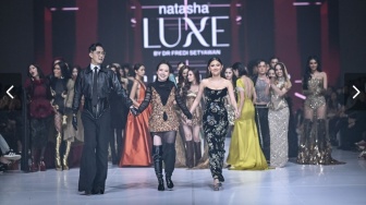 Transformasi Para Muse Natasha Luxe di Panggung Jakarta Fashion Week 2026